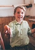 chlapec vejce stáj